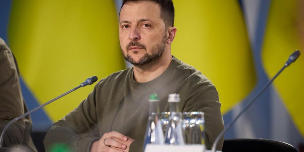 Zelensky avverte l'Ucraina delle pressioni politiche e informatiche che minacciano l'unità nazionale