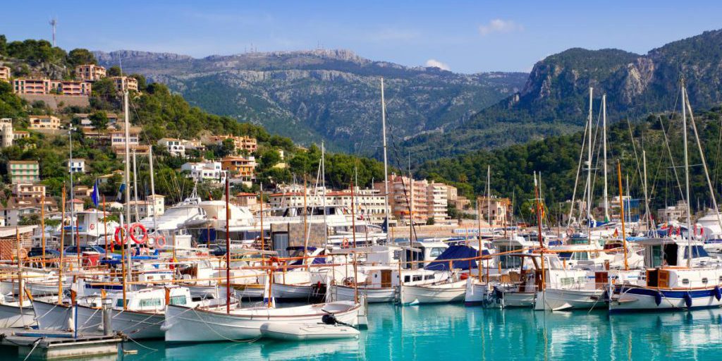 Популярные острова в Испании хотят обложить туристов налогом 15 евро в день