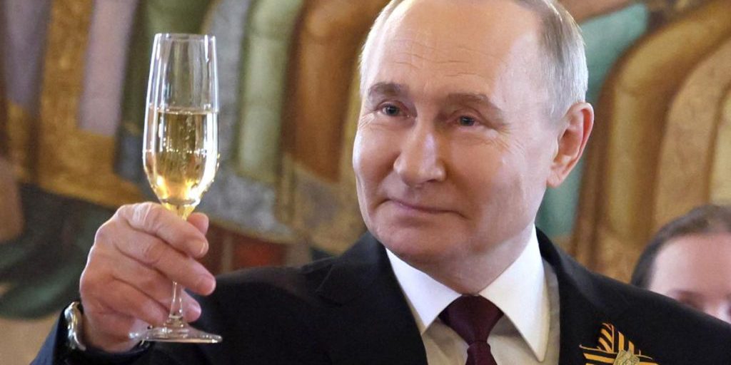 Partecipazione di deputati tedeschi alla festa di compleanno di Putin solleva questioni sulla politica estera tedesca e sulle relazioni con la Russia