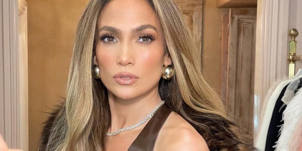 Jay Lo, 56 anni, si mostra senza trucco e condivide la sua routine mattutina
