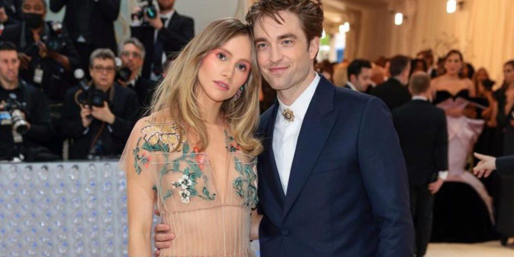 Невеста Роберта Паттинсона впервые показала их общую дочь