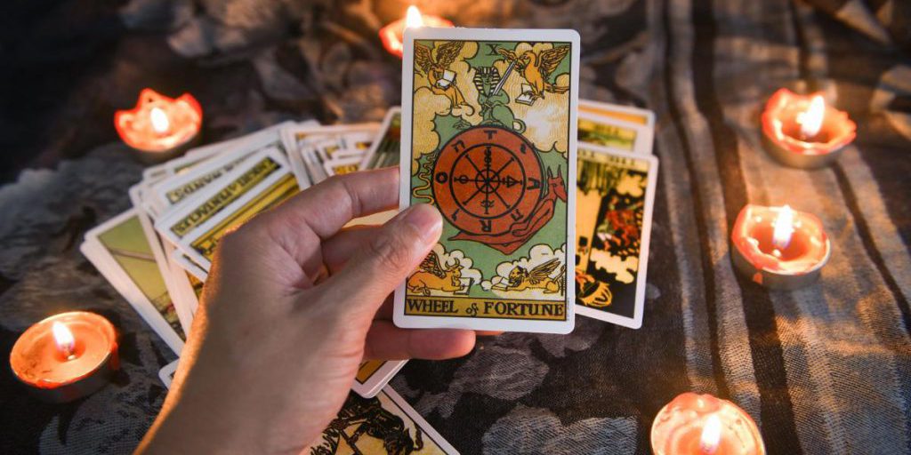 Oroscopo Settimanale per i Gemelli: Trova l'Equilibrio tra Piacere e Responsabilità secondo le Carte del Tarocchi