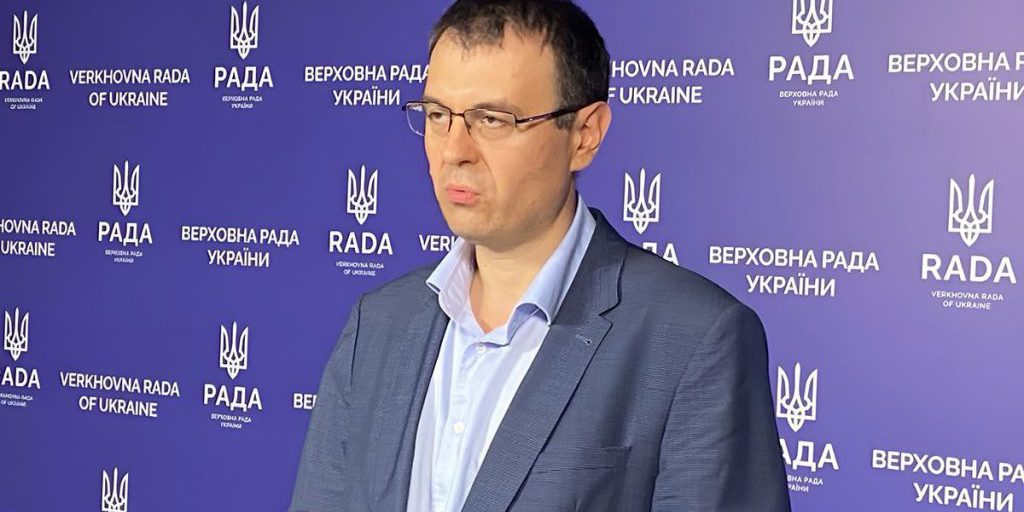 Critiche al Nuovo Primo Ministro: Il Presidente del Comitato Parlamentare per le Questioni Finanziarie Sviene con Dure Parole