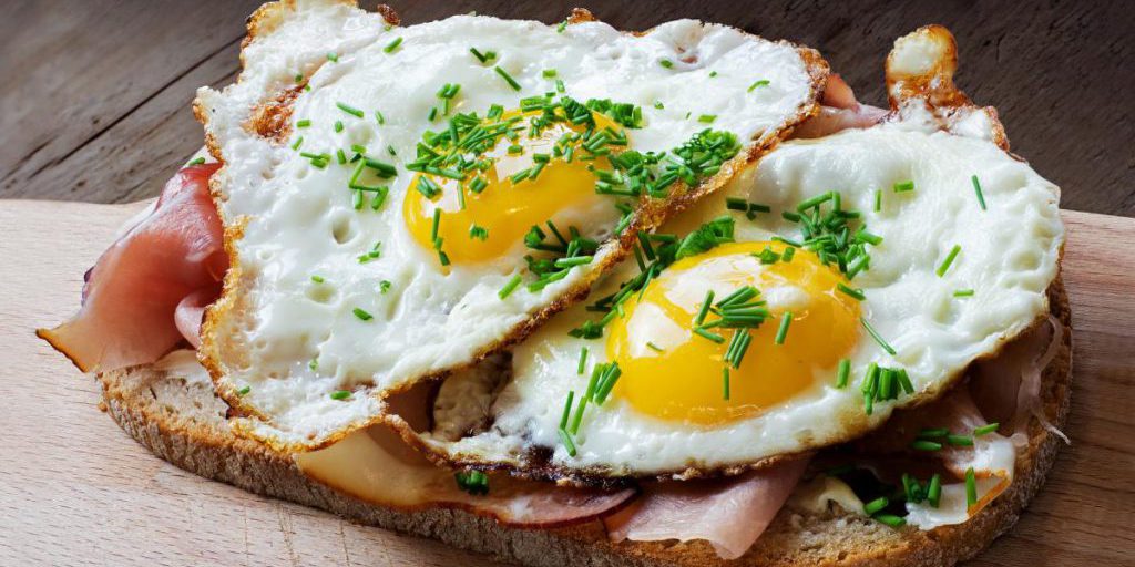 Растительное масло все портит: эксперты рассказали, как вкуснее жарить яичницу