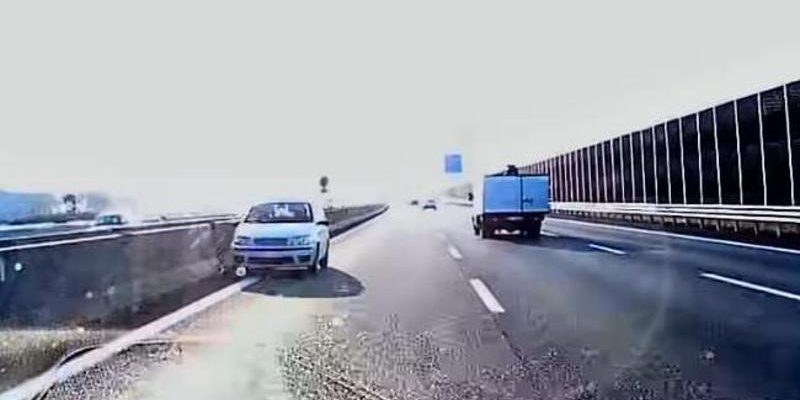 Pericolo sulla Torino-Milano: auto contromano rischia di causare disastro