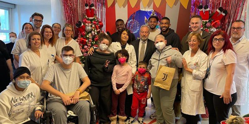 Giocatori della Juventus portano doni ai bambini malati del Regina Margherita e di Casa Ugi