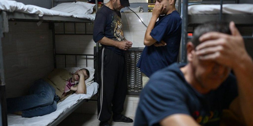 Скупаются в магазине и учат украинский: как живут россияне в лагере для пленных