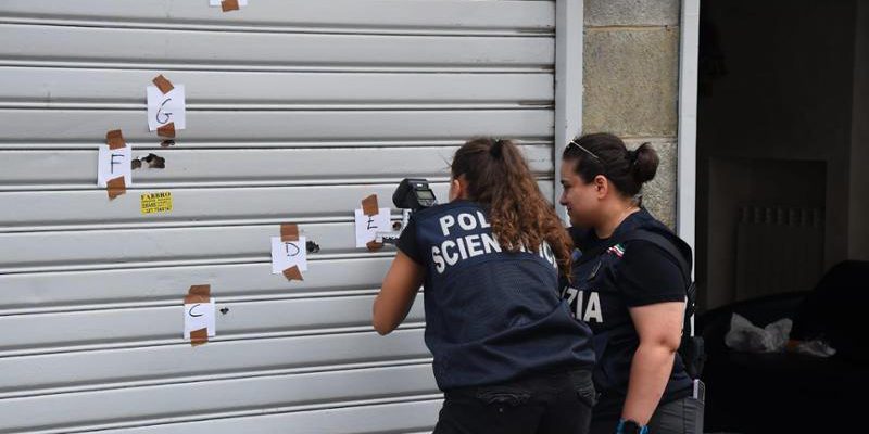 Arrestato l'uomo che ha sparato sei colpi contro la saracinesca di un barbiere a Barriera di Milano