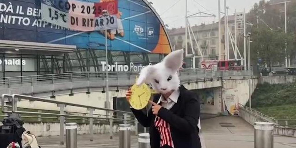 Extinction Rebellion appesa striscione sul tetto di Porta Susa a Torino per la Cop30
