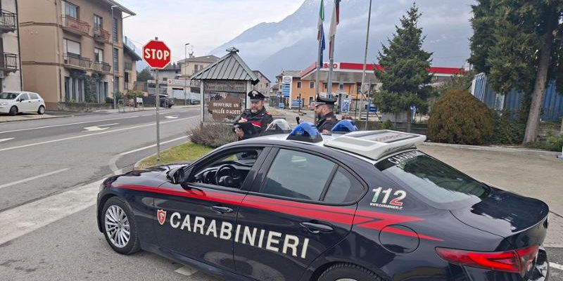 Anziano con Alzheimer fermato dai carabinieri mentre guidava per visitare i genitori morti