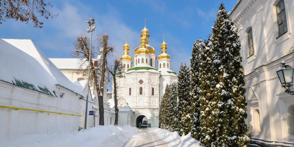 Bombardamenti russi danneggiano la Lavra di Kiev Pechersk, minacciando le sue caverne sacre