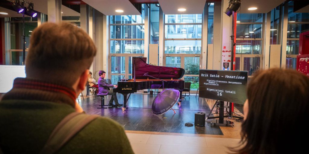 Satie in 24 ore: 152 note ripetute 840 volte a Torino