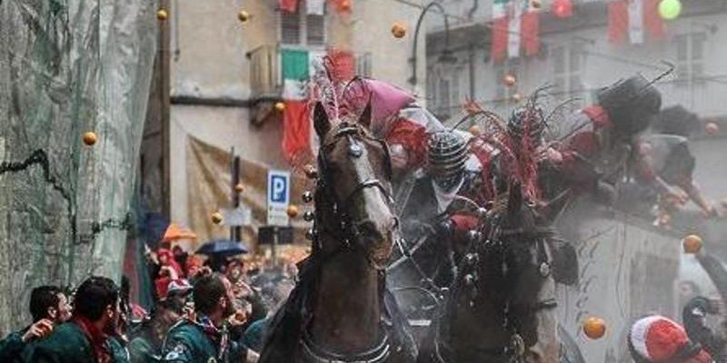 Diego Formia pubblica un libro sul Carnevale di Ivrea, la tradizione delle arance