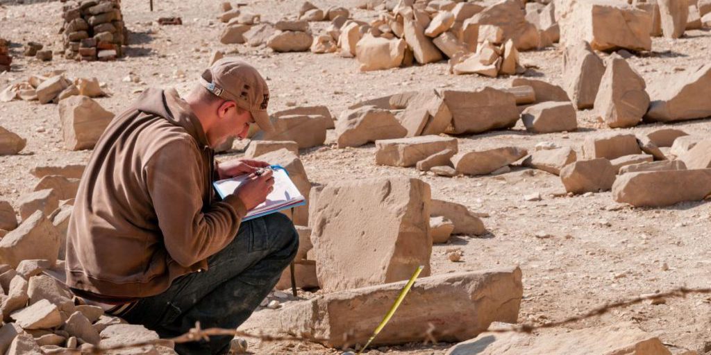 Archeologi scoprono vasca di marmo e frammento di statua romana nella città menzionata nell'Apocalisse