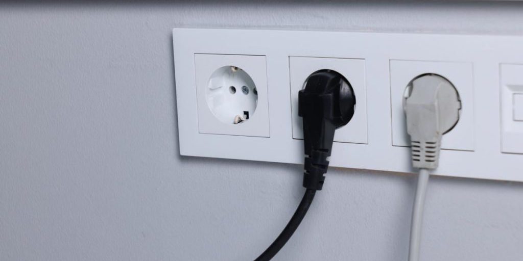 Электрические "вампиры": какие приборы лучше отключать от розетки, чтобы не мотали свет