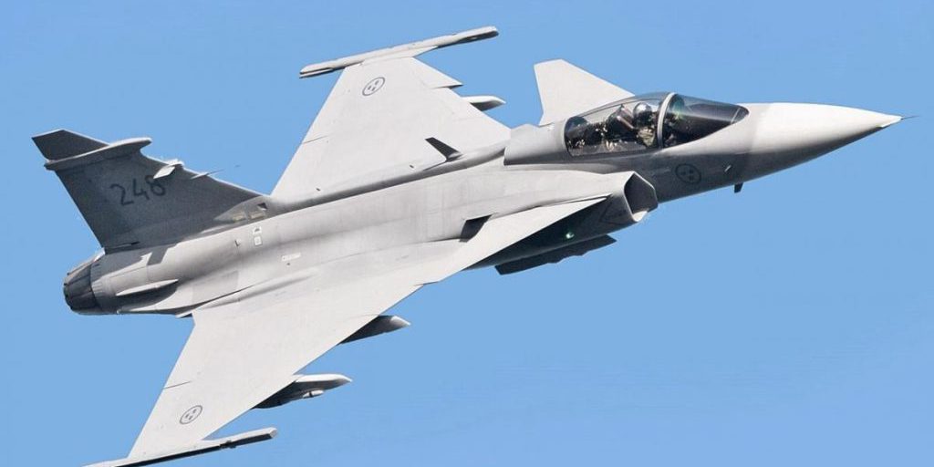 Gli aerei da combattimento svedesi Gripen diventano priorità per l'Ucraina grazie alla loro flessibilità operativa 

Introduzione
Le Forze Aeree hanno spiegato perché gli aerei da combattimento svedesi Gripen sono diventati una priorità per l'Ucraina.

Caratteristiche degli aerei da combattimento Gripen
Questi aerei possono utilizzare con facilità gli aeroporti ucraini, le strade asfaltate e persino le strade sterrate per il decollo e l'atterraggio.

Approfondimento
La capacità degli aerei da combattimento Gripen di utilizzare diverse superfici per il decollo e l'atterraggio rappresenta un vantaggio significativo per l'Ucraina, in quanto consente una maggiore flessibilità e autonomia nelle operazioni aeree.

Possibili Conseguenze
La scelta degli aerei da combattimento Gripen come priorità per l'Ucraina potrebbe avere conseguenze positive sulla capacità del paese di difendersi e proteggere il suo spazio aereo.

Opinione
Non è possibile esprimere un'opinione in quanto si tratta di un fatto oggettivo, ma è chiaro che la scelta degli aerei da combattimento Gripen è stata dettata da esigenze strategiche e operative.

Analisi Critica dei Fatti
L'analisi dei fatti rivela che la scelta degli aerei da combattimento Gripen è stata influenzata dalla loro capacità di utilizzare diverse superfici per il decollo e l'atterraggio, il che rappresenta un vantaggio significativo in termini di flessibilità e autonomia.

Relazioni con altri fatti
La scelta degli aerei da combattimento Gripen come priorità per l'Ucraina è probabilmente legata ad altre decisioni strategiche e operative del paese, come ad esempio la necessità di rafforzare la sua capacità di difesa aerea.

Contesto storico
La scelta degli aerei da combattimento Gripen come priorità per l'Ucraina si inserisce nel contesto storico delle relazioni tra l'Ucraina e la Svezia, nonché della situazione geopolitica della regione.

Fonti
La fonte di questo articolo è RBC-Ucraina, un sito di notizie ucraino che fornisce informazioni aggiornate sulla situazione politica, economica e sociale del paese.