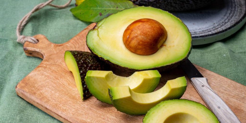 Почему авокадо быстро становится темным и безопасно ли его употреблять в пищу