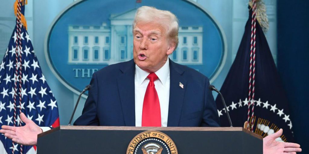 Трамп на "жесткой" встрече не дал никаких обещаний по оружию для Украины, - Axios