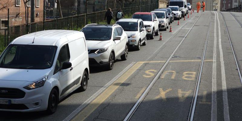 Telecamera attivata sul cavalcavia Sommeiller per monitorare la corsia taxi e bus
