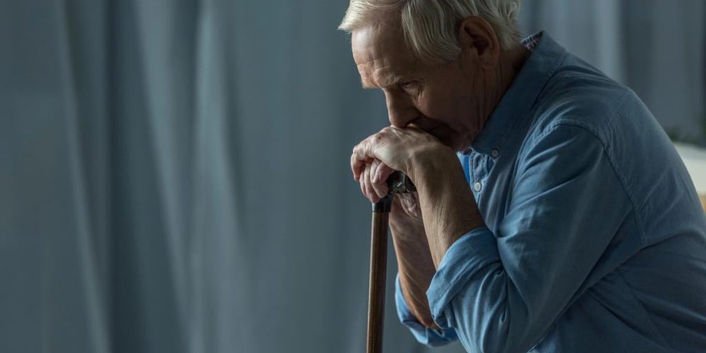 Rimpianti della vecchiaia: cosa le persone tendono a pentirsi di non aver fatto nella loro vita