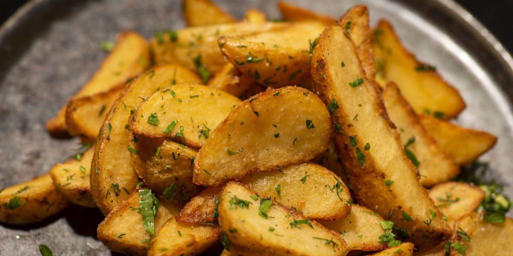Come scegliere l'olio giusto per ottenere patate al forno croccanti