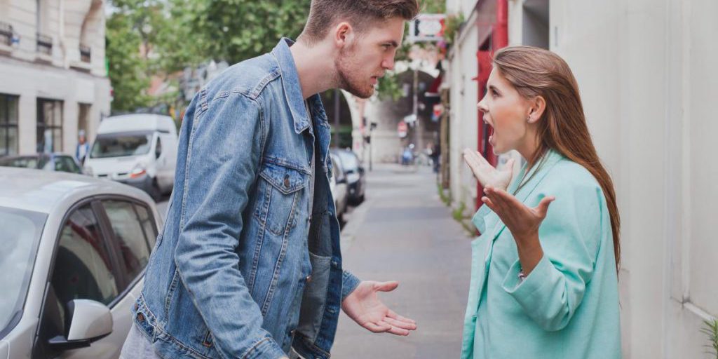 Этот простой жест говорит о том, что ваш партнер - психопат