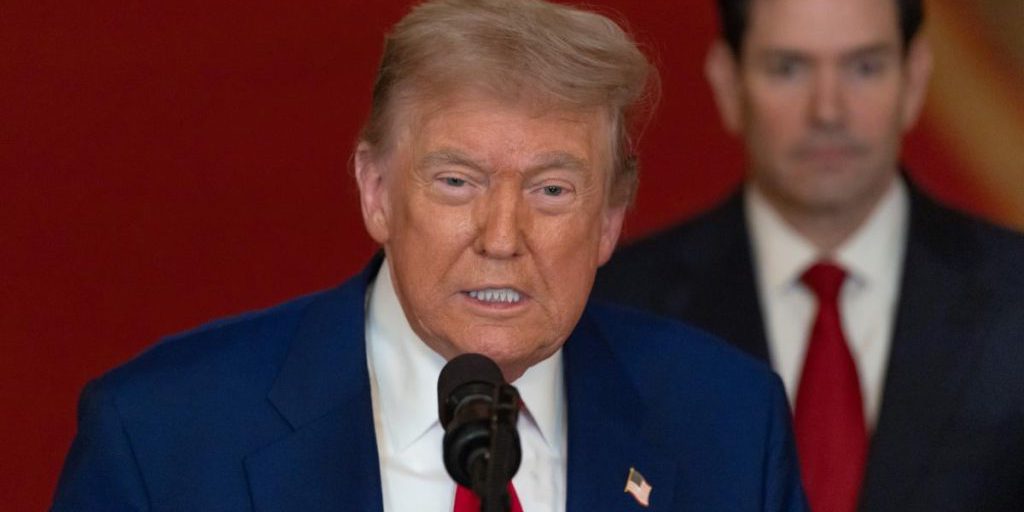 Трамп объявил о новых 100% пошлинах на китайские товары