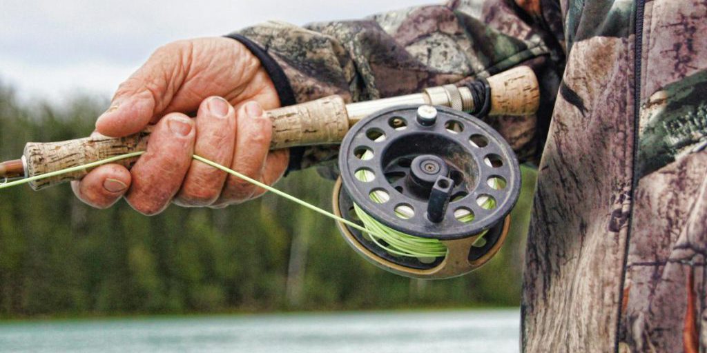 Pescatore ucraino stabilisce record con la cattura di un enorme siluro di 1,76 metri nella regione di Vinnitsa