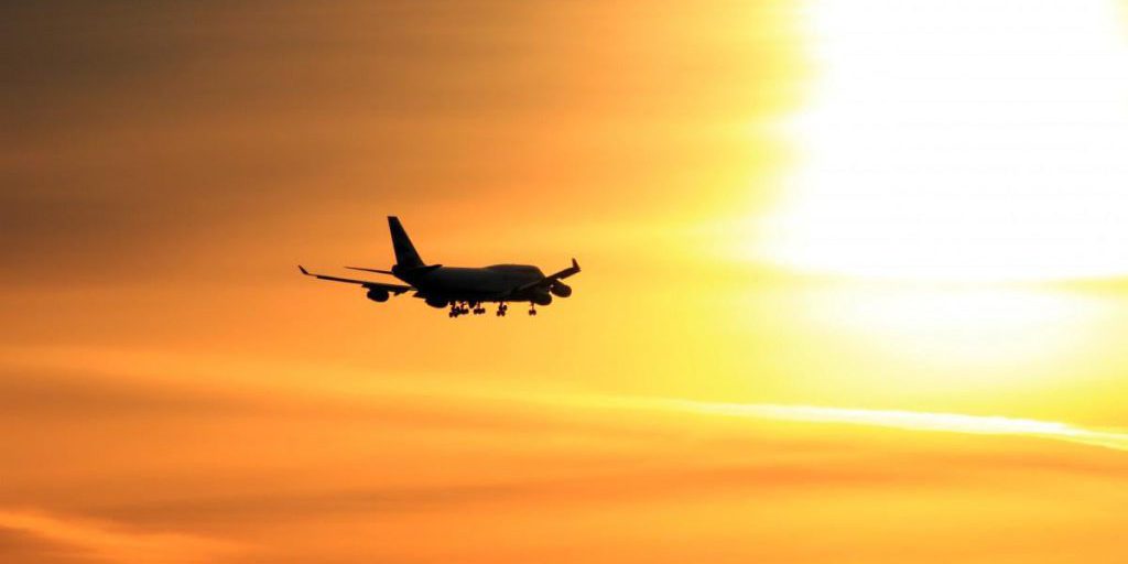 Как пилоты приветствуют другие самолеты в воздухе