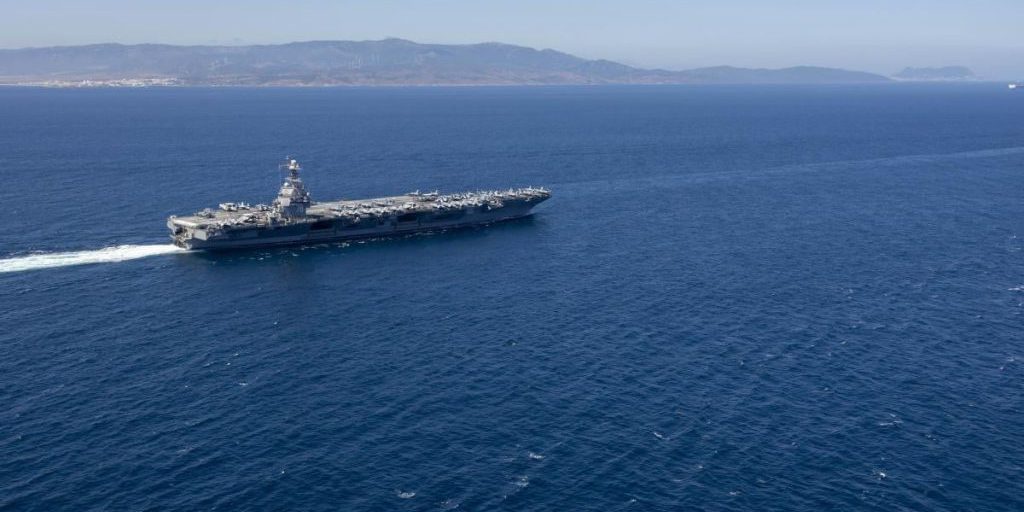 Сколько истребителей могут взлететь с авианосца за 1 минуту: ответ удивит