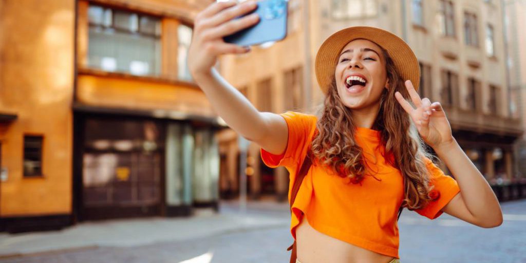 Perdita del telefono cellulare durante un viaggio: soluzioni semplici per superare le difficoltà

Introduzione
Perdere il telefono cellulare durante un viaggio può essere un'esperienza frustrante e stressante, soprattutto se si è in un paese straniero e non si conosce la lingua locale. Tuttavia, esistono alcune soluzioni semplici che possono aiutare a risolvere questo problema.

Approfondimento
Una possibile soluzione è utilizzare un pezzo di carta o un traduttore per comunicare con le persone locali e chiedere aiuto. In questo modo, si può spiegare la situazione e chiedere informazioni su come recuperare il telefono o trovare un modo per comunicare con i propri cari.

Possibili Conseguenze
Perdere il telefono cellulare durante un viaggio può avere conseguenze negative, come ad esempio la perdita di contatti importanti, la difficoltà di comunicare con i propri cari e l'impossibilità di accedere a informazioni importanti. Tuttavia, con un po' di creatività e risorse, è possibile superare queste difficoltà e continuare il proprio viaggio senza troppi problemi.

Opinione
Secondo alcuni turisti, la soluzione più semplice per risolvere il problema della perdita del telefono cellulare è quella di portare con sé un pezzo di carta con le informazioni di contatto importanti e di utilizzare un traduttore per comunicare con le persone locali. In questo modo, si può evitare di rimanere isolati e senza possibilità di comunicare con il mondo esterno.

Analisi Critica dei Fatti
La perdita del telefono cellulare durante un viaggio può essere causata da una varietà di fattori, come ad esempio la distrazione, la fretta o la mancanza di attenzione. Tuttavia, con un po' di pianificazione e preparazione, è possibile ridurre il rischio di perdita del telefono e essere più prudenti durante il viaggio.

Relazioni con altri fatti
La perdita del telefono cellulare durante un viaggio può essere collegata ad altri problemi, come ad esempio la perdita di documenti importanti o la difficoltà di accedere a servizi essenziali. Tuttavia, con un po' di conoscenza e preparazione, è possibile superare queste difficoltà e continuare il proprio viaggio senza troppi problemi.

Contesto storico
La tecnologia dei telefoni cellulari ha rivoluzionato il modo in cui viaggiamo e comuniciamo con gli altri. Tuttavia, la perdita del telefono cellulare durante un viaggio può essere un problema serio, soprattutto se si è in un paese straniero e non si conosce la lingua locale.

Fonti
Fonte: Turistichki.ru