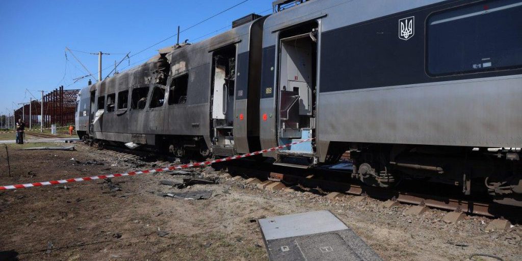 РФ намеренно уничтожает украинскую железную дорогу: интенсивность ударов возросла в разы- AP
