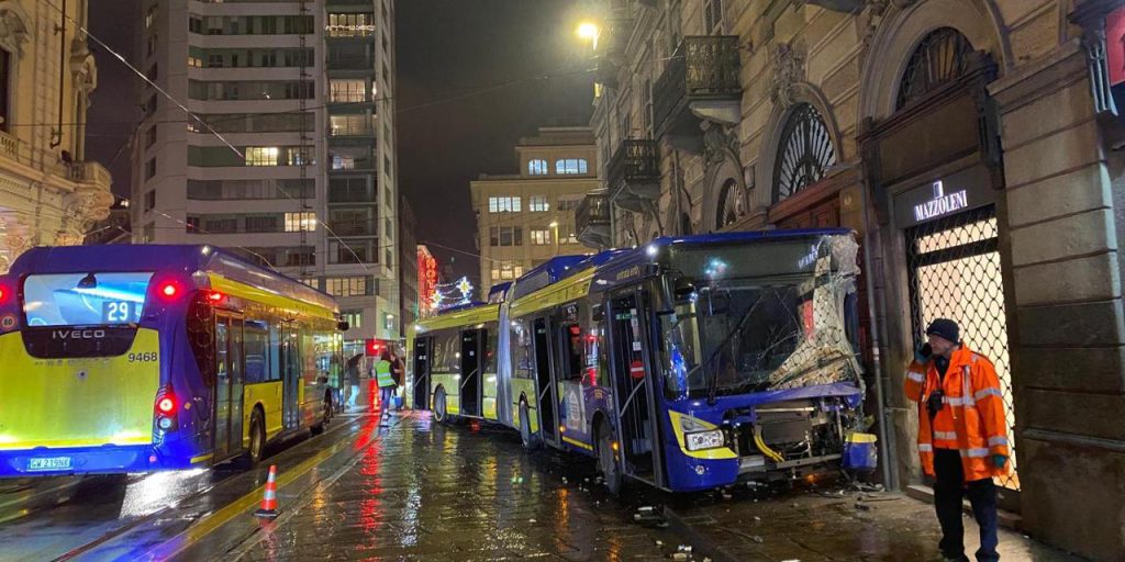 Bus di linea finisce in una vetrina a Torino, tre feriti.