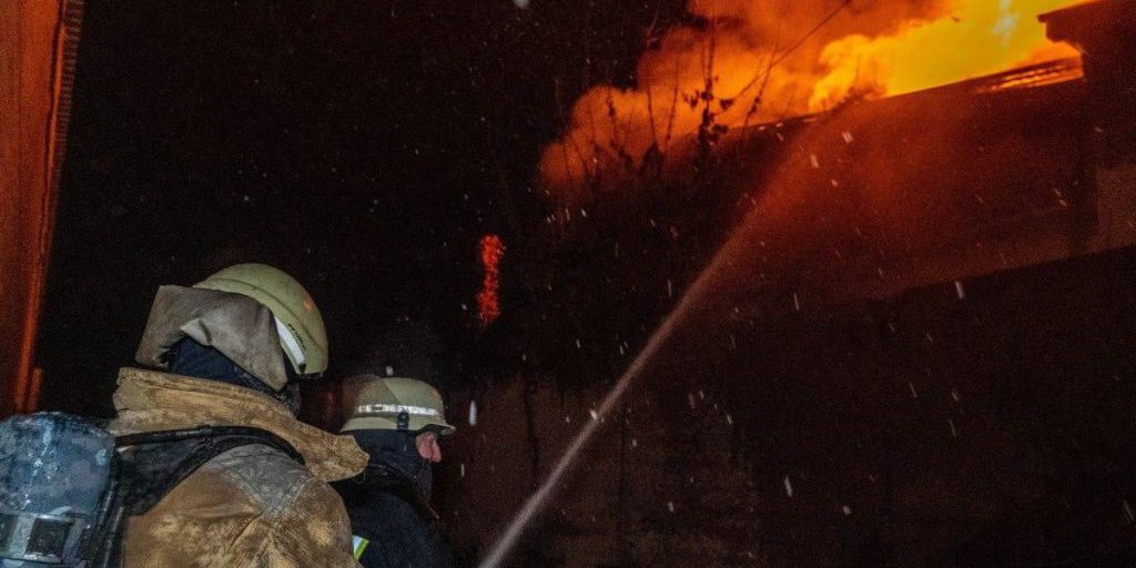 Львов находится под массированной российской атакой: часть города без света, бушуют пожары