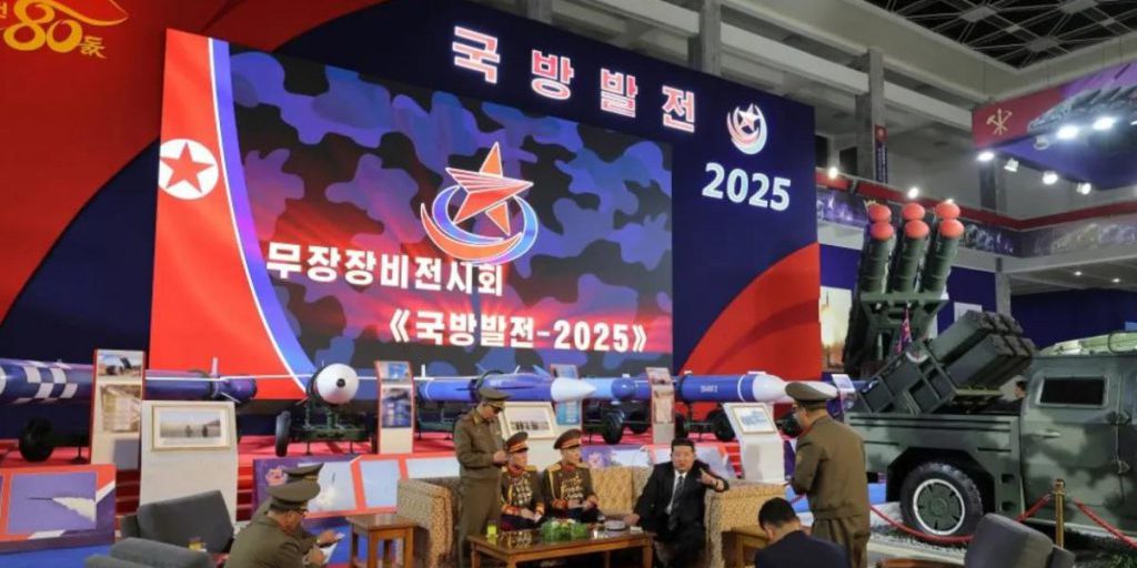 Corea del Nord presenta nuove armi in una mostra militare suscitando preoccupazione a livello internazionale