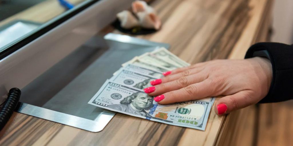 Покупать или продавать доллары и евро в Украине: эксперты дали свои советы