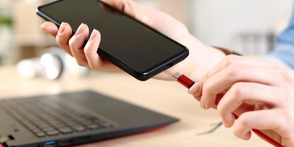 Rischi Nascosti nelle Connessioni USB degli Smartphone: Come Proteggere la tua Sicurezza e Privacy
