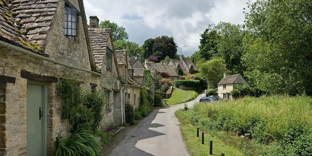 В одном из поселков Англии вводят жесткие правила: почему местные обвиняют туристов