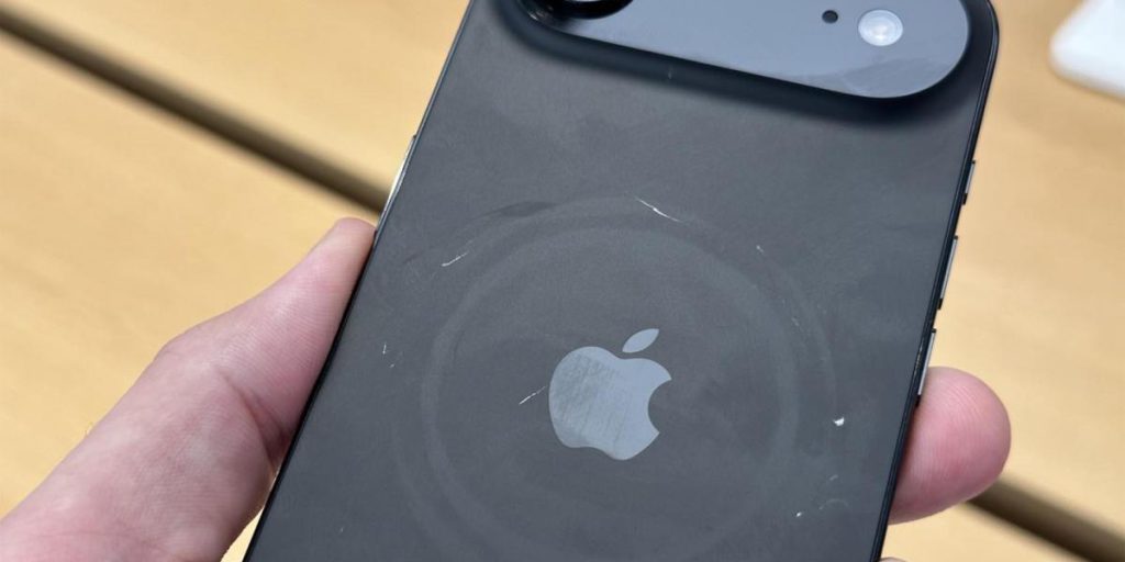 Apple изменила стойки для iPhone 17 на витринах, чтобы смартфоны не царапались в магазинах