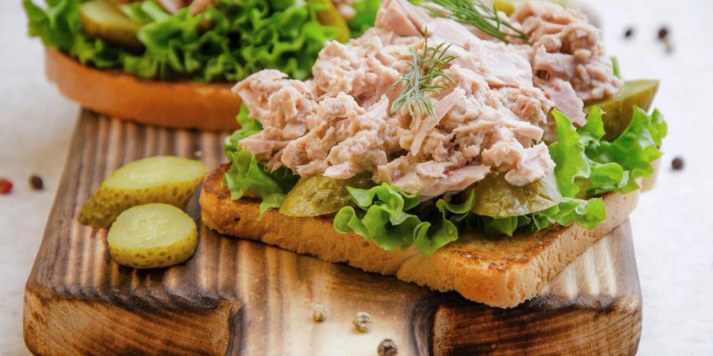 Шеф-повар дала простой совет сделать начинку из тунца более сливочной без майонеза