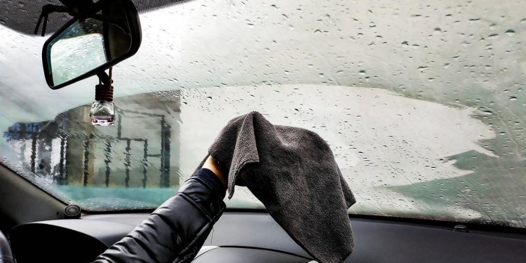 Что делать, чтобы не запотевали окна в машине: эксперты назвали копеечный трюк