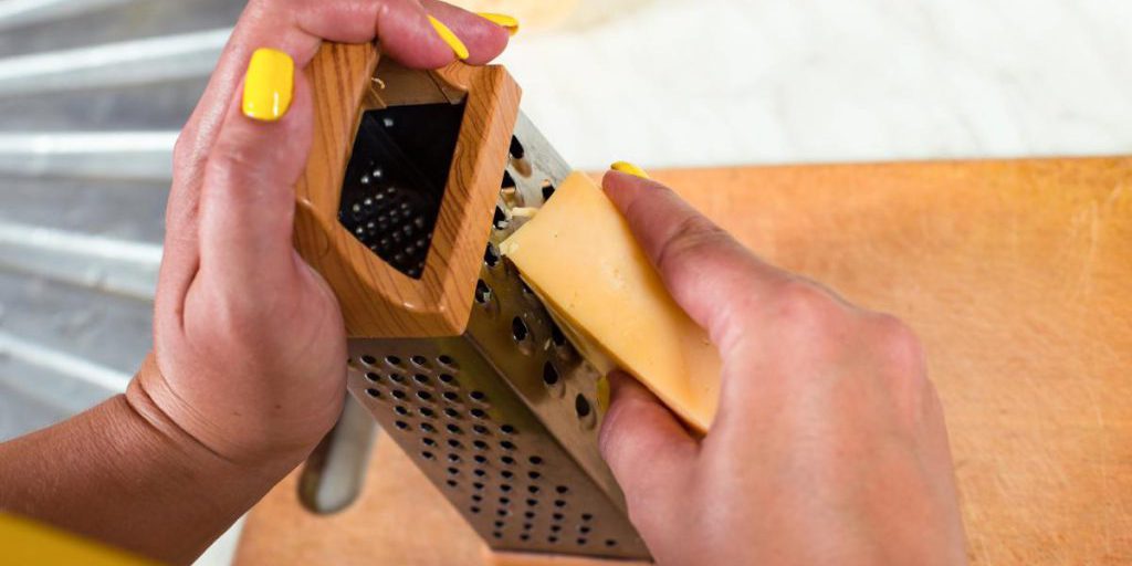 Как легко натереть твердый сыр: разработчица рецептов раскрыла три полезных совета