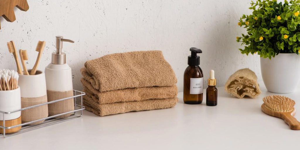 Что никогда не стоит хранить на полочке в ванной комнате: эксперт назвала топ-5 вещей