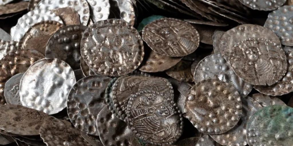 Под Стокгольмом мужчина копал червей, а обнаружил огромный средневековый клад