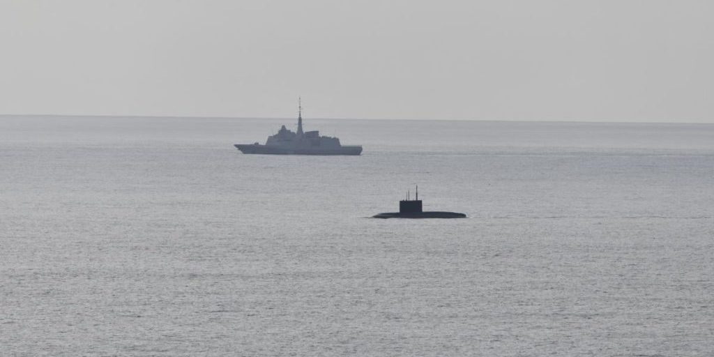 Sottomarina russa avvistata al largo della Francia: implicazioni per la sicurezza e la stabilità nella regione
