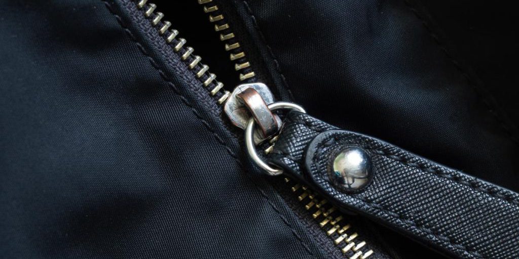 Как починить молнию на одежде за пару секунд: вам нужен 1 бытовой предмет