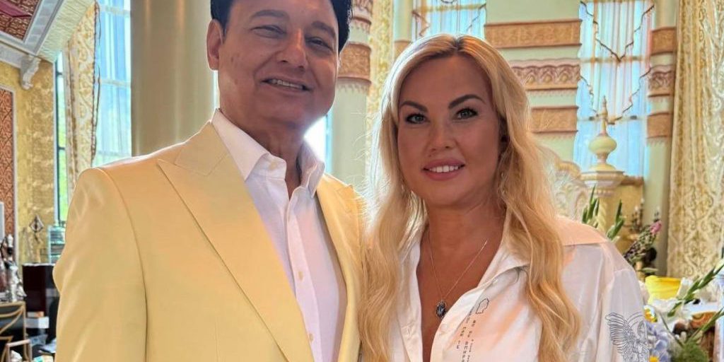 Экс-супруг Камалии назвал причину, по которой продолжает жить с певицей после развода