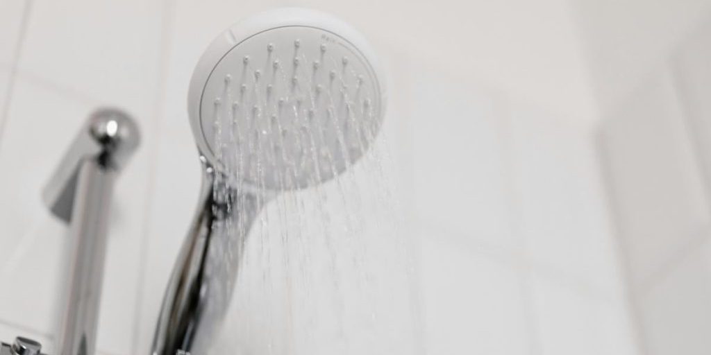 Настоящий рассадник для бактерий: эксперт объяснила, как быстро очистить душевую лейку