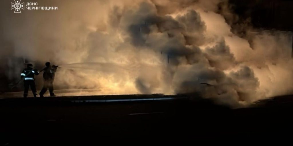 Оккупанты атаковали инфраструктурный объект в Чернигове: произошел масштабный пожар