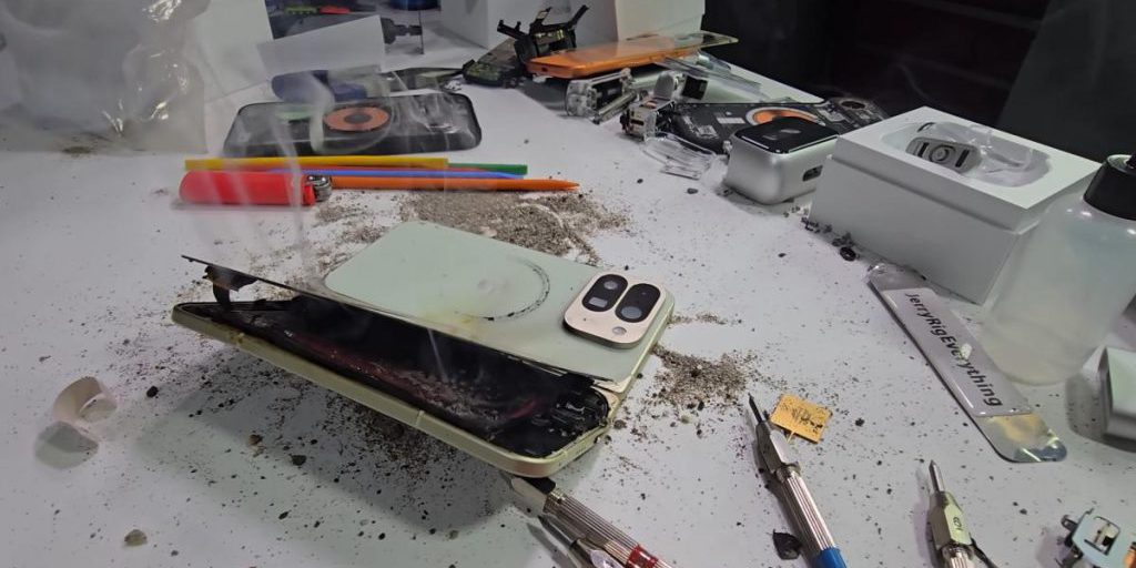 Новенький Google Pixel 10 Pro Fold взорвался в руках у блогера во время проверки на прочность